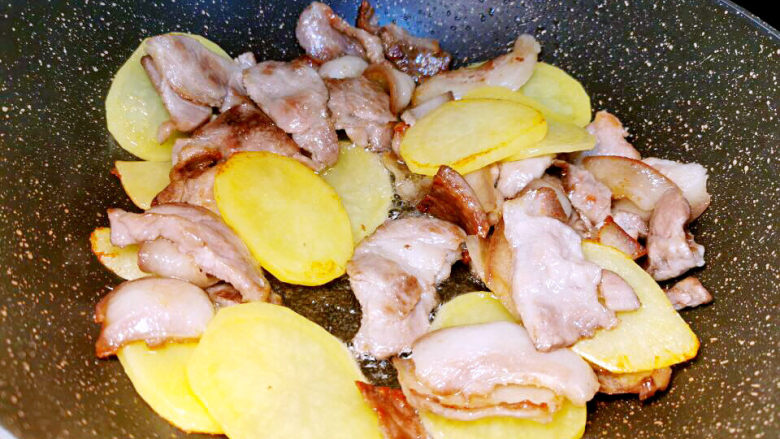 土豆回锅肉,炒至肉片与土豆片都成焦黄