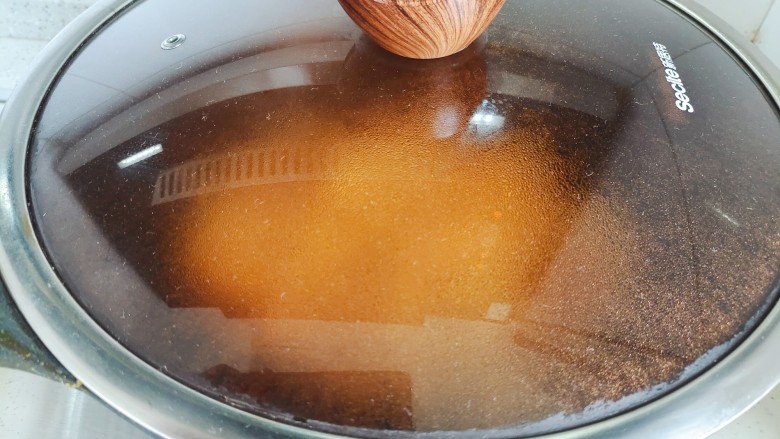 糖醋茭白,盖上锅盖，转小火焖煮两分钟