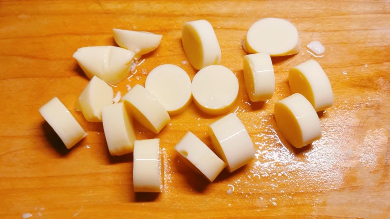 椒盐日本豆腐,切段。