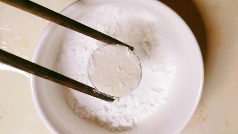 椒盐日本豆腐,包裹上淀粉。
