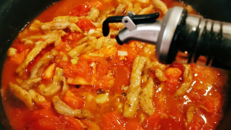 番茄里脊,加入1汤匙酱油提味。
