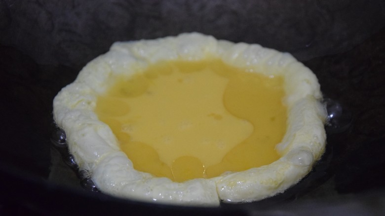南瓜炒鸡蛋,热锅凉油，倒入蛋液煎至凝固