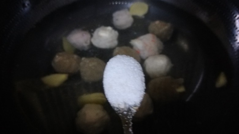 牛肉丸子汤,加入适量盐。