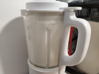 自制肠粉,把大米和水倒入破壁机，果汁键打两次（共5分钟）