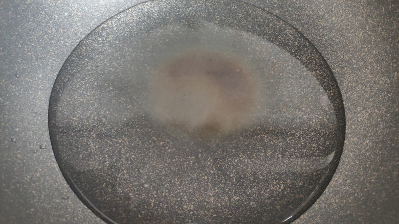 自制肠粉,锅里加入清水煮沸