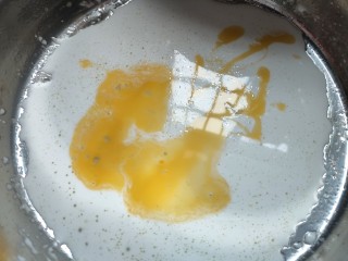 自制肠粉,加入一小勺打好的蛋液