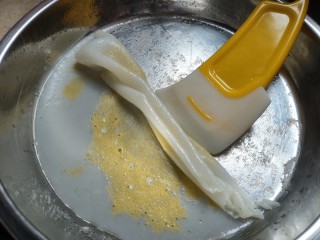 自制肠粉,铲起一条肠粉放进盘子里，继续重复以上步骤（一般四条就够一个人吃了）