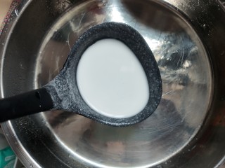 自制肠粉,加入半勺肠粉浆（根据盘子大小决定用量，尽量薄一些）