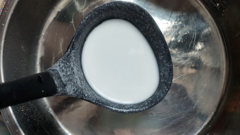 自制肠粉,加入半勺肠粉浆（根据盘子大小决定用量，尽量薄一些）