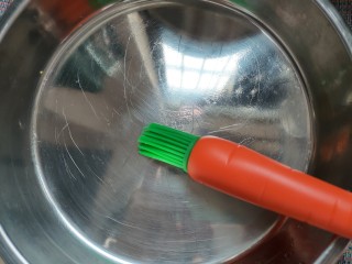 自制肠粉,等待水沸的同时在盘子里刷上底油