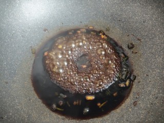 自制肠粉,锅里热点油，把调料一起倒进去煮沸