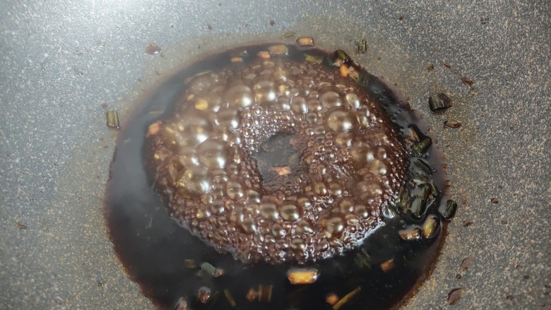 自制肠粉,锅里热点油，把调料一起倒进去煮沸