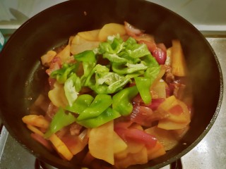 土豆回锅肉,放入青椒块翻炒。