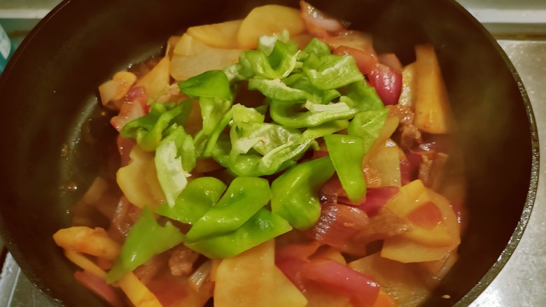 土豆回锅肉,放入青椒块翻炒。
