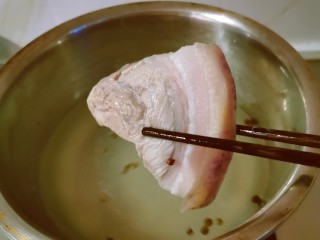 土豆回锅肉,五花肉放入开水中煮至变色捞出，水中加入花椒去腥增香。