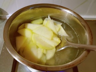 土豆回锅肉,土豆切片放入开水中煮至断生。