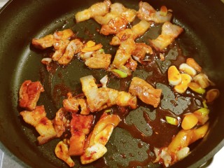 土豆回锅肉,加入酱油提味，翻炒均匀。