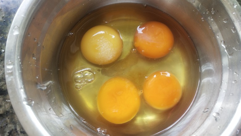 南瓜炒鸡蛋,鸡蛋清洗后，磕入碗里