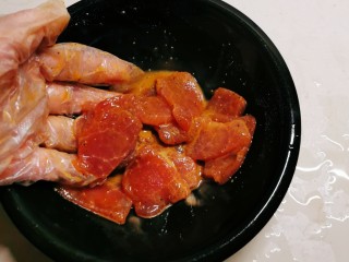 猪肉烧板栗,猪肉切片，放入胡椒粉、淀粉和半汤匙酱油抓拌均匀，腌制20分钟。