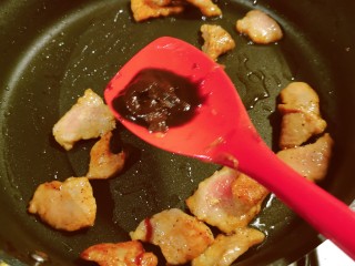 猪肉烧板栗,肉片煎至两面微微焦黄色，放入甜面酱翻炒。