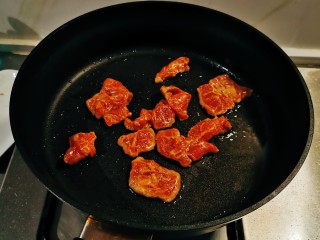 猪肉烧板栗,起油锅放入食用油，油热后放入猪肉片。