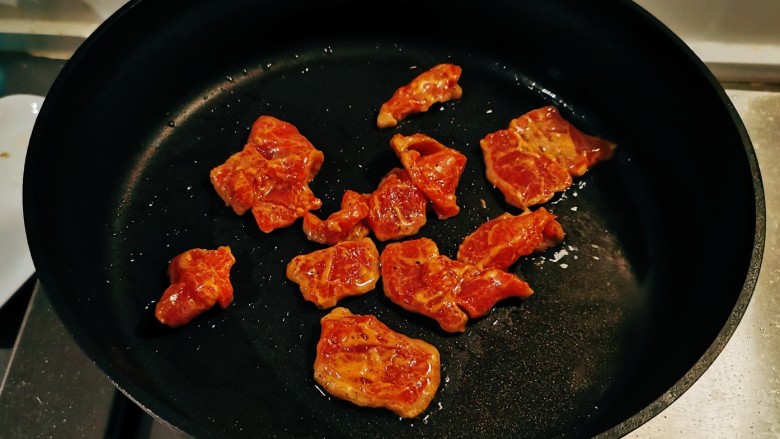 猪肉烧板栗,起油锅放入食用油，油热后放入猪肉片。