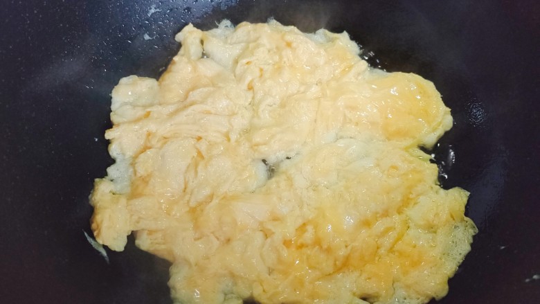 南瓜炒鸡蛋,起油锅，油热后下鸡蛋液