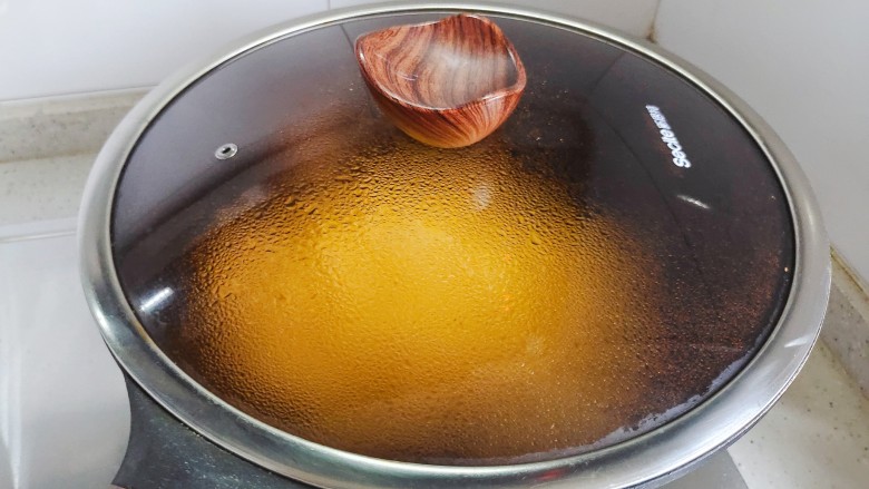 南瓜炒鸡蛋,盖上锅盖，转小火，焖煮两分钟