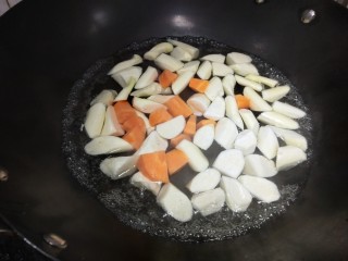 糖醋茭白,切成滚刀状的茭白和胡萝卜一起过水焯一下