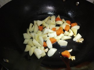 糖醋茭白,放入炒好的茭白和胡萝卜块翻炒片刻加入盐再炒一会