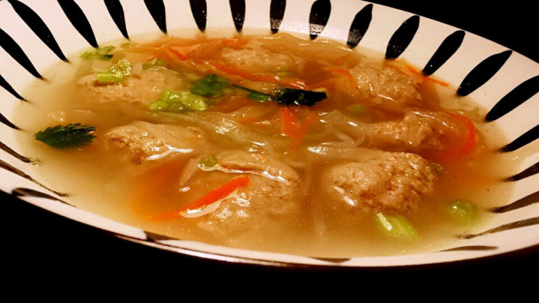 牛肉丸子汤,清爽中，尽显牛肉的美味，天冷来一碗，暖胃