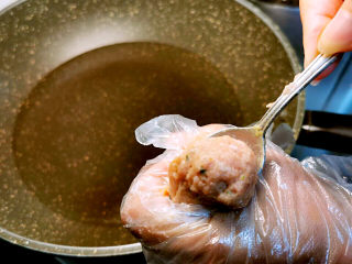 牛肉丸子汤,另取一口锅，水温大约30度左右，将牛肉馅料由虎口挤出小丸子，放入锅中