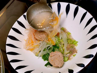 牛肉丸子汤,汤碗中放入香菜与芹菜，胡椒粉，加入牛肉丸子汤即可