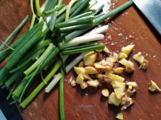 牛肉丸子汤,葱切段，姜切碎