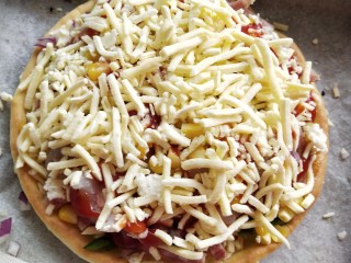 懒人芝士披萨,再撒上马苏里拉，放入预热好的烤箱210度18分钟