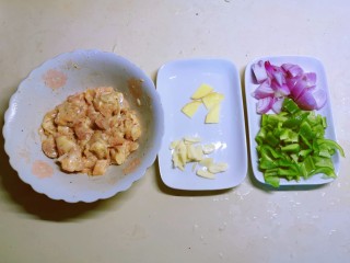 爆炒鸡脆骨,姜蒜切片，洋葱和青椒切块。