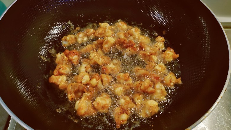 爆炒鸡脆骨,锅中加入食用油，加热至6成热，放入鸡脆骨中小火炸制。