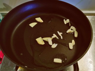 爆炒鸡脆骨,锅中留下1汤匙底油加热，多余的油可以炒其它菜，放入姜蒜爆香。