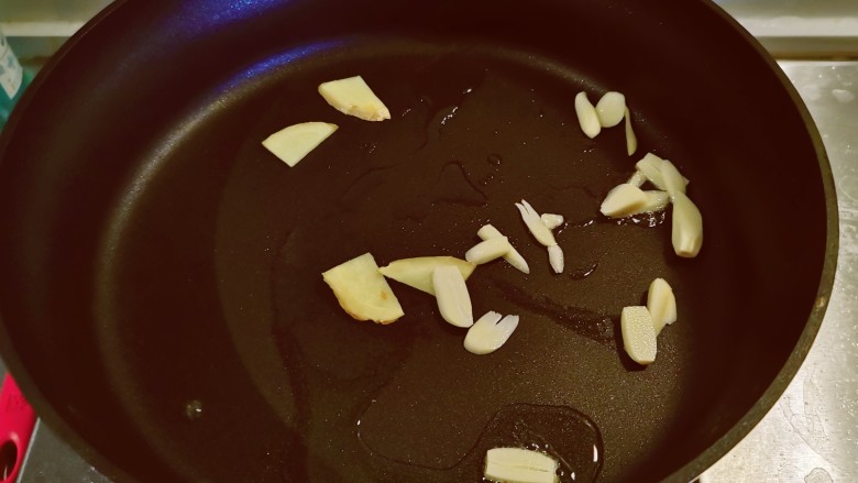 爆炒鸡脆骨,锅中留下1汤匙底油加热，多余的油可以炒其它菜，放入姜蒜爆香。