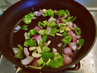 爆炒鸡脆骨,放入青椒和洋葱炒香。