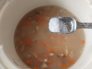 蟹肉粥,粥有点粘稠时放入少许盐
