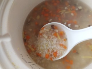 蟹肉粥,待米有点开花时，放入姜丝，再盖上盖子继续煮