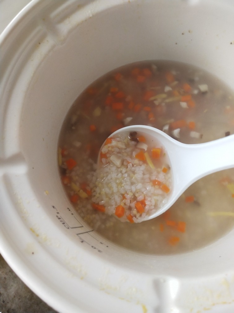 蟹肉粥,待米有点开花时，放入姜丝，再盖上盖子继续煮