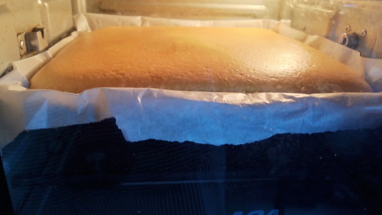 紫薯夹心蛋糕,放入预热好的烤箱中层上下火120度烘烤25分钟