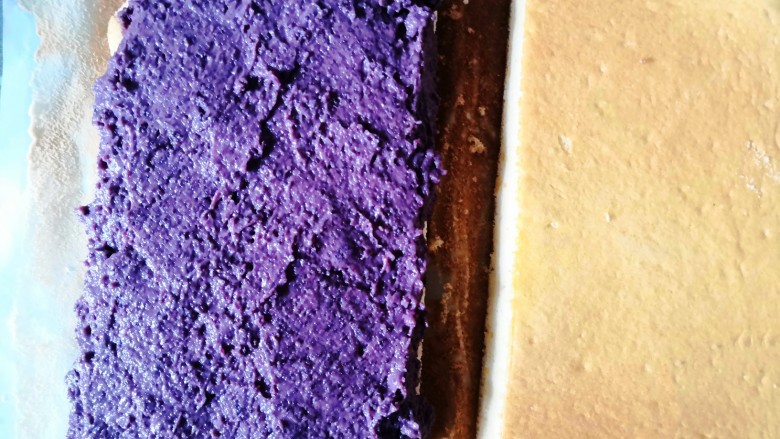 紫薯夹心蛋糕,将冷却好的蛋糕对半切片，在一片上抹紫薯泥