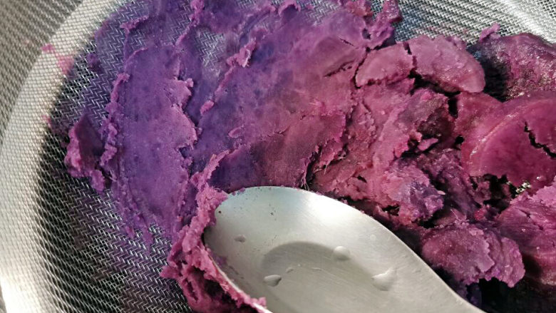 紫薯夹心蛋糕,蒸好的紫薯泥过筛