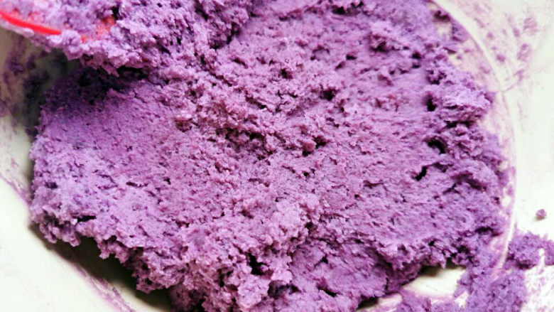 紫薯夹心蛋糕,拌至无颗粒状态的紫薯馅