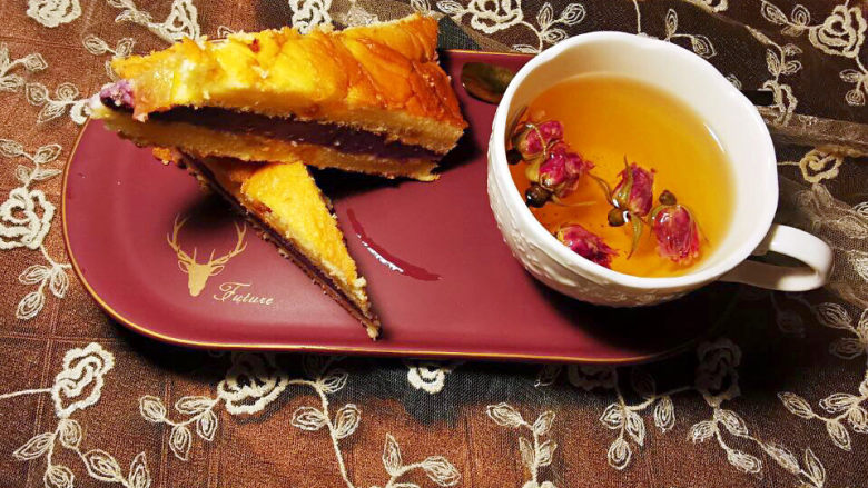 紫薯夹心蛋糕,甜蜜下午茶点与玫瑰花茶最配，你懂的