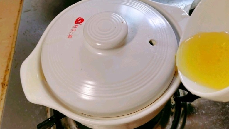 暖冬煲仔饭,在锅边缘均匀的倒入一些食用油，这样做的目的是为了让米饭更好的起锅巴。