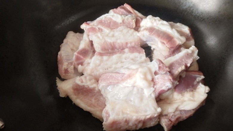 卤五花肉,把肉摆在锅里，肉皮朝下